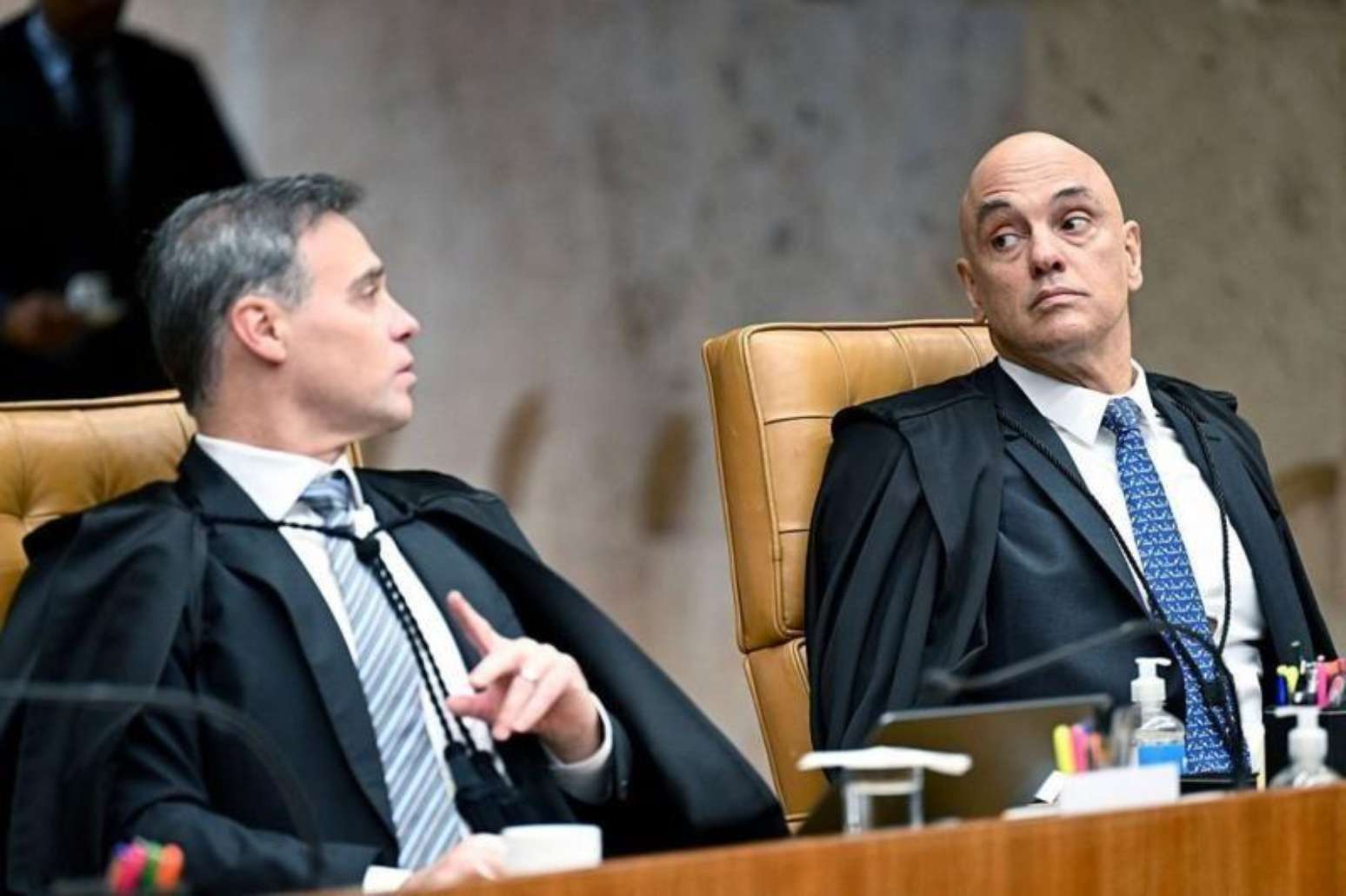Mendon&ccedil;a e Moraes s&atilde;o piv&ocirc;s da crise sem precedentes no Supremo
