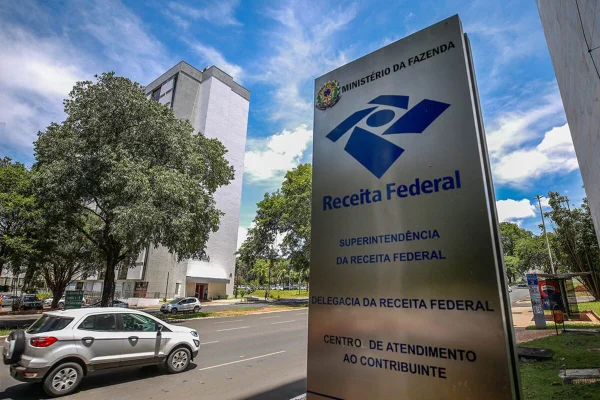 Grupo que contrabandeou R$ 300 milhões em perfumes é alvo da Receita