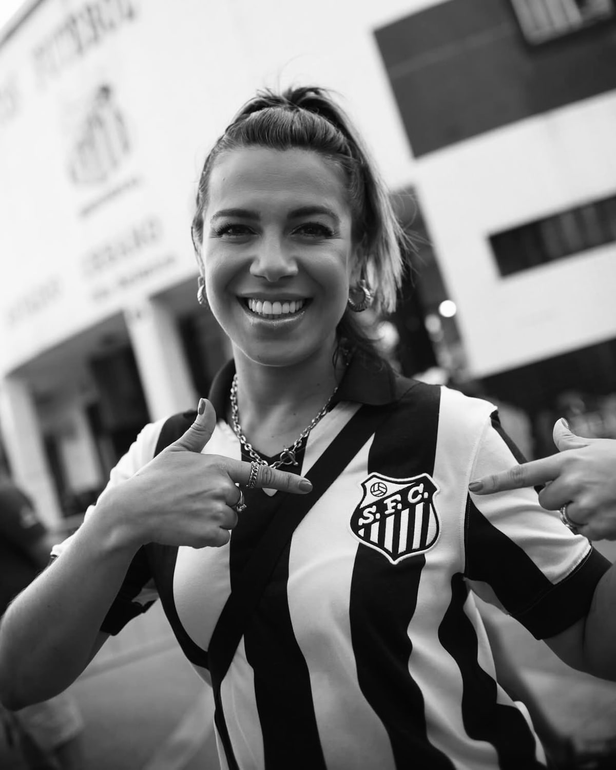 Santos anuncia morte de simbólica torcedora aos 39 anos após luta contra o câncer de colo de útero