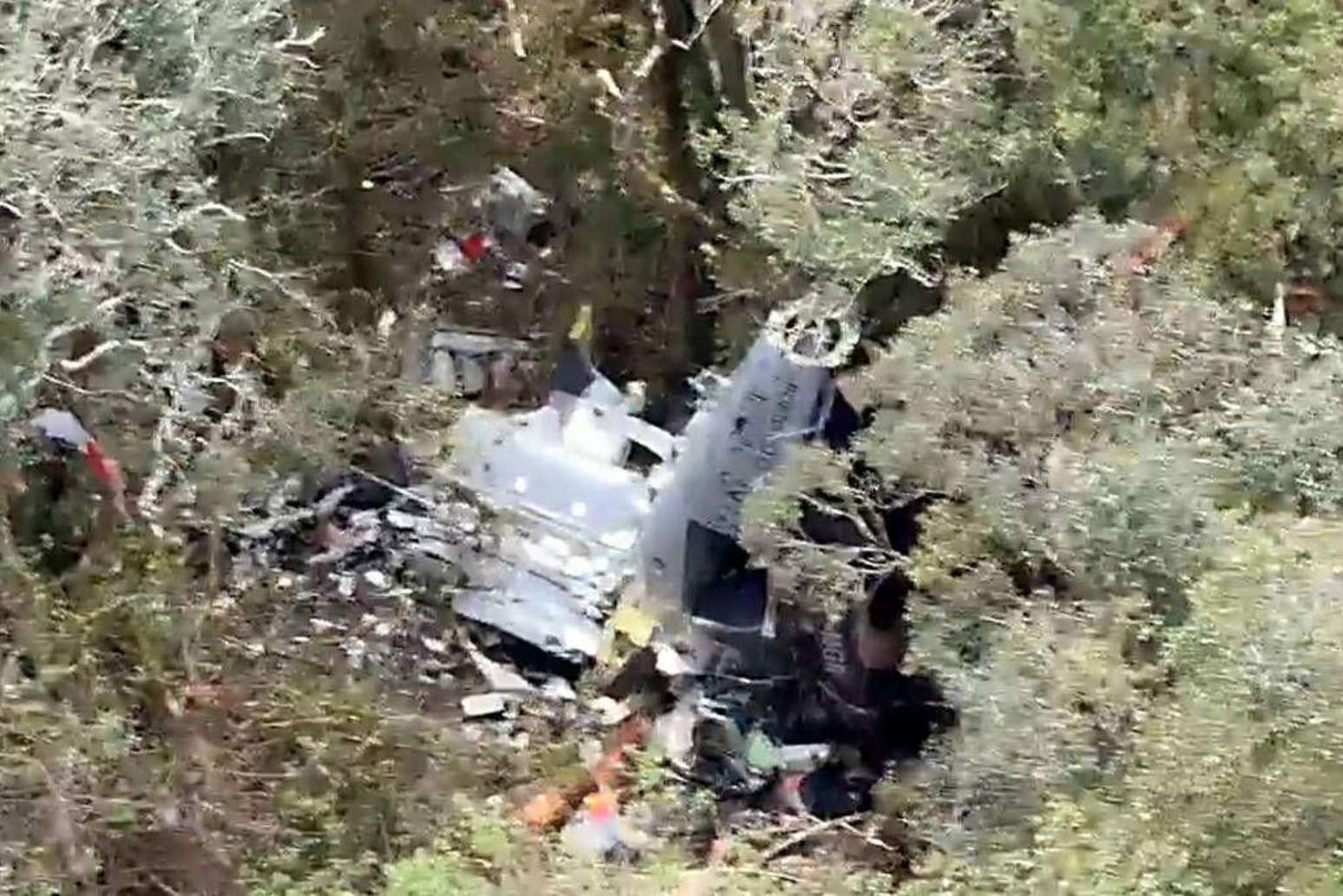 Destro&ccedil;os do helic&oacute;ptero em que estava o cantor Rick, da dupla com Renner, e outras quatro pessoas