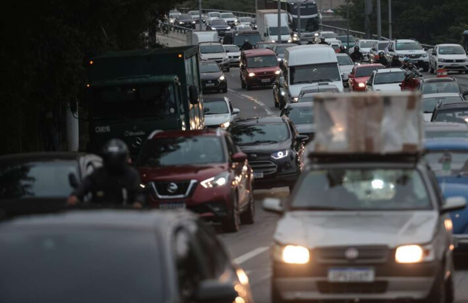 WS S&Atilde;O PAULO 11/04/2025 - CRATERA MARGINAL TRANSITO - CIDADES - Uma cratera se abriu na Marginal Tiet&ecirc;, sentido Castelo Branco, em S&atilde;o Paulo, nesta quinta-feira, 10. O asfalto cedeu 400 metros antes da Ponte At&iacute;lio Fontana, ocupando toda a pista e bloqueando a sa&iacute;da para a Rodovia dos Bandeirantes. Transito na Marginal sentido Castelo. FOTO:Werther Santana/Estad&atilde;o
