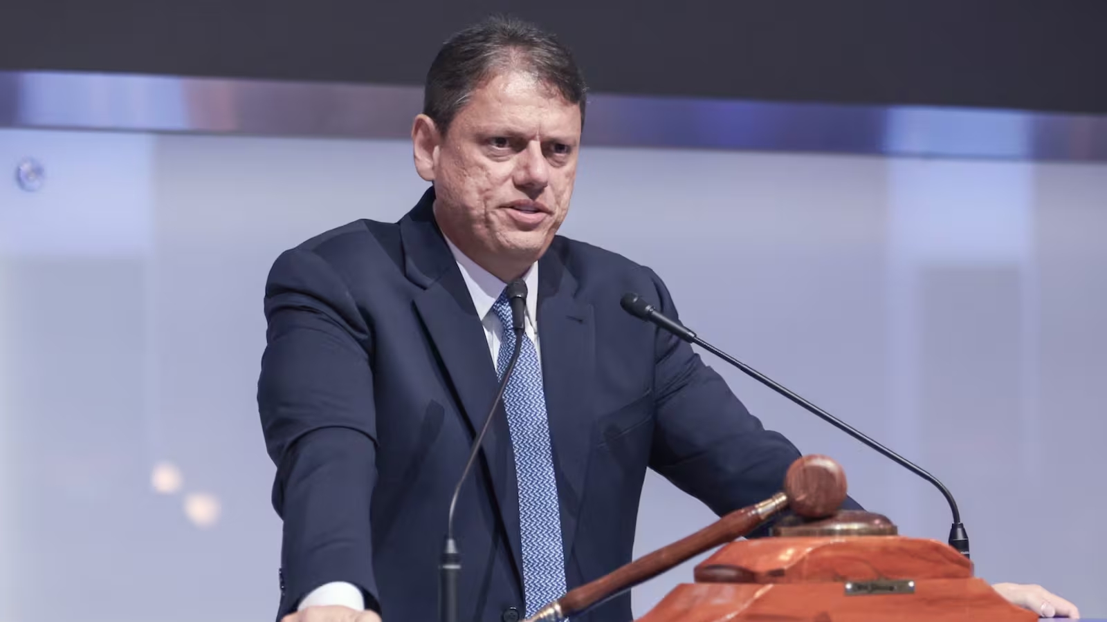 Tarcísio evita falar de Moraes, elogia Fachin e defende investigações sobre ‘Dark Horse’