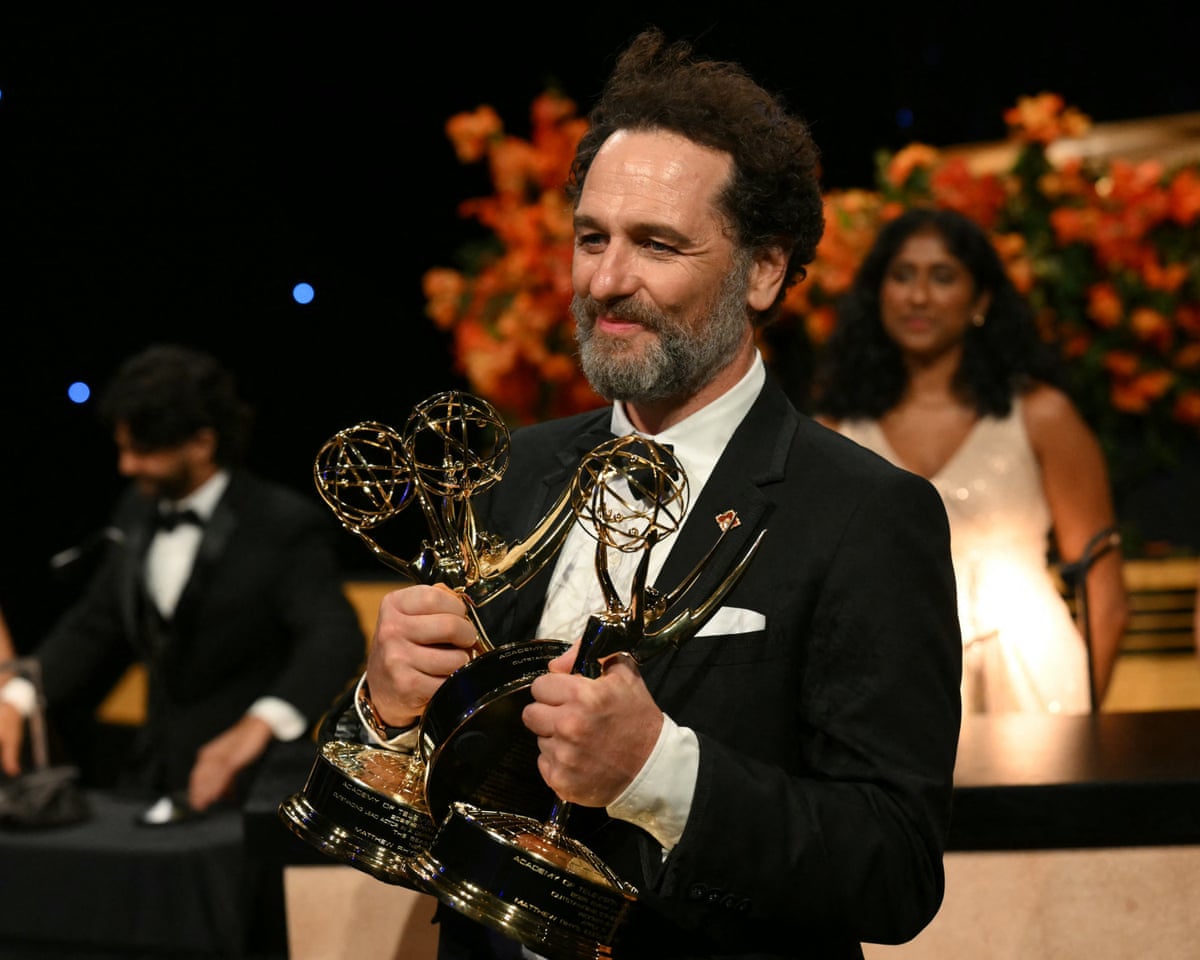 A instituição de ensino superior de Matthew Rhys presta homenagem ao 'aluno leal' e devoto da língua galesa
