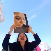 Madre exige a autoridades investigar feminicidio de su hija; Fiscalía lo considera suicidio