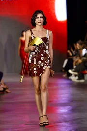 Brilhos são destaque em algumas peças