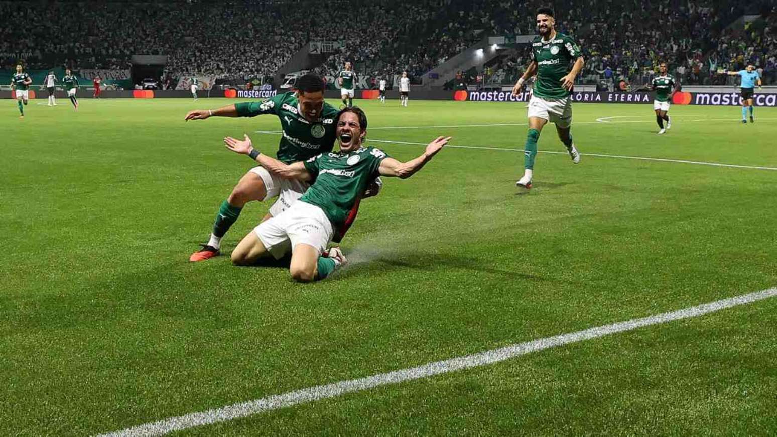 Giay celebra primeiro gol com a camisa do Palmeiras &ndash;