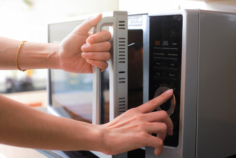 Use a função de descongelamento por dois minutos, verificando e virando a carne periodicamente — Foto: Divulgação