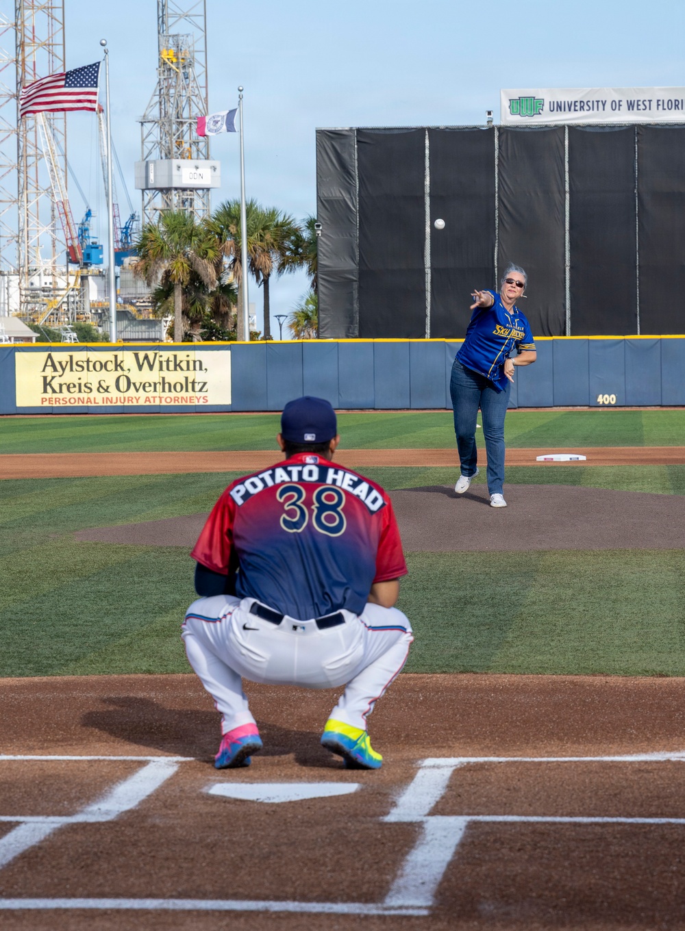 Imagem relacionada à notícia: O host de Pensacola Blue Wahoos sauda o serviço de chamada de sinal de basebol Jogo, comemorar NAS Pensacola 200 o aniversário
