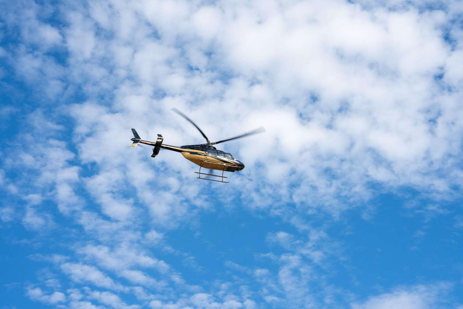 Helic&oacute;ptero voa em c&eacute;u azul