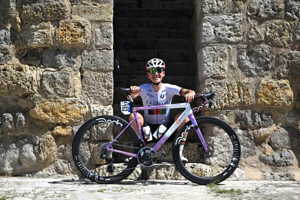 Ciclista afegã que treinava disfarçada de homem é prata nos Jogos Asiáticos