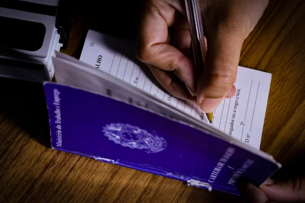 Agências do trabalhador oferecem 1.379 vagas com salários de até R$ 5 mil