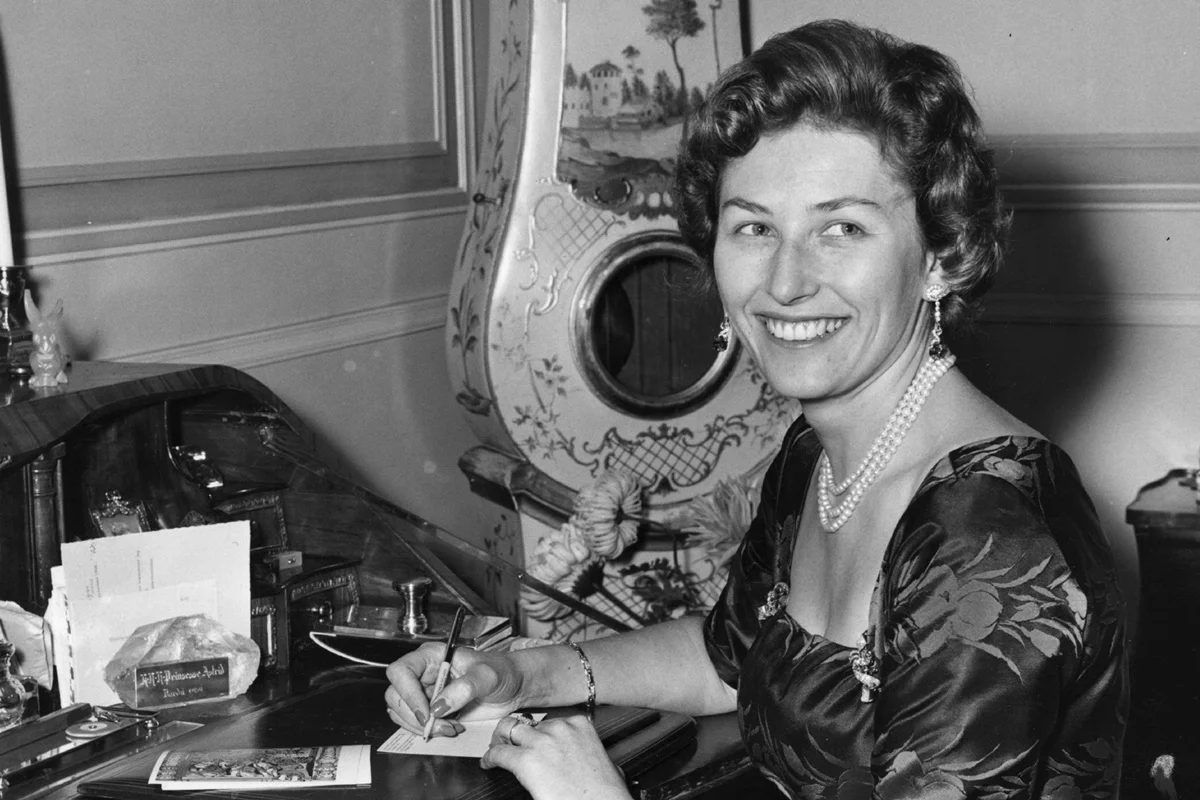 Princesa Astrid, filha do Rei Olav da Noruega, antes de seu casamento com o Sr. John Martin Ferner, em 12 de janeiro de 1961, em Asker, perto de Oslo