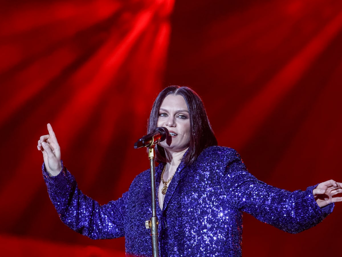 O que é a cirurgia reconstrutiva que a cantora Jessie J fará pela segunda vez após câncer de mama?