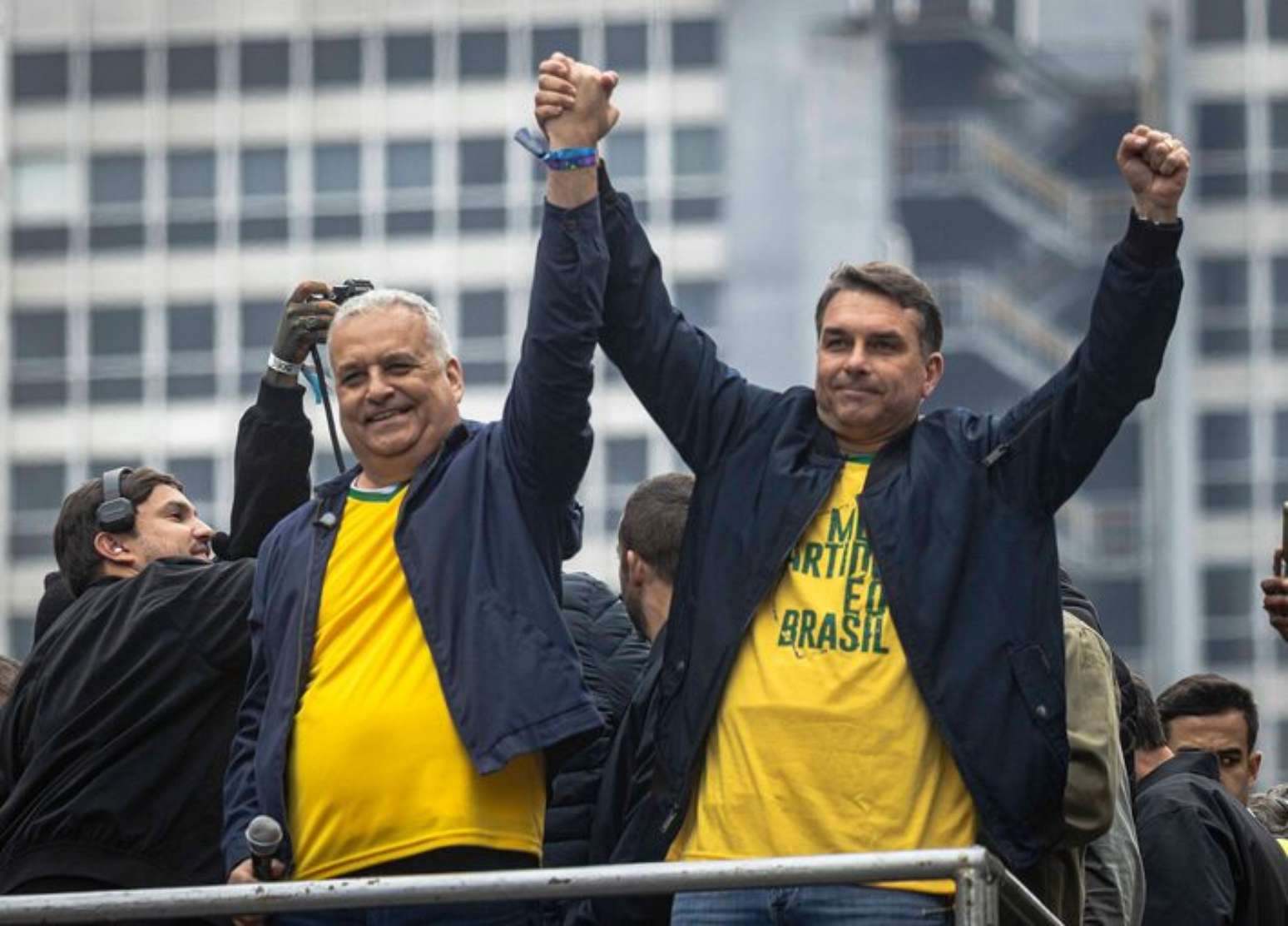 Fl&aacute;vio Bolsonaro ao lado do vice, Alfredo Gaspar, durante ato na Avenida Paulista