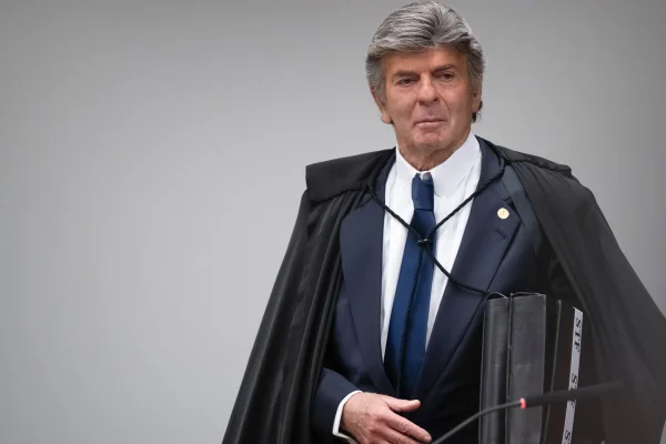 Fux indica a aliados que não vai se declarar impedido de julgar Moraes