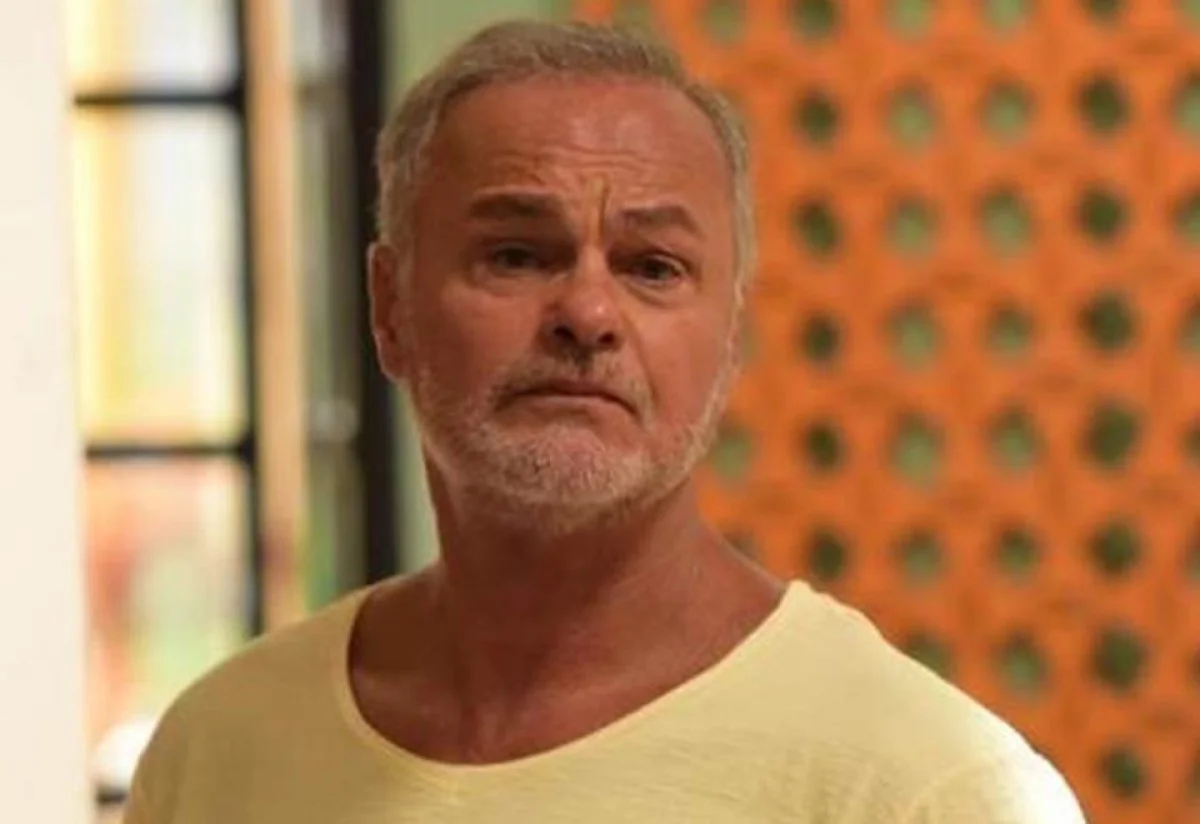 Foto colorida de Kadu Moliterno usando blusa amarela - Metrópoles
