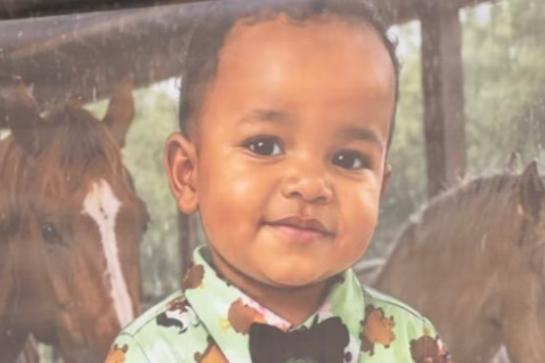 Carro invade calçada, mata menino de 2 anos e motorista é morto por moradores em Maceió