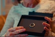 Esposa recebe diamante feito com cinzas de Guto Graça Mello
