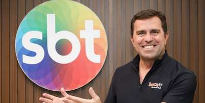 Rodrigo Bocardi posa com o logotipo do SBT Foto: Rog&eacute;rio Pallatta | SBT