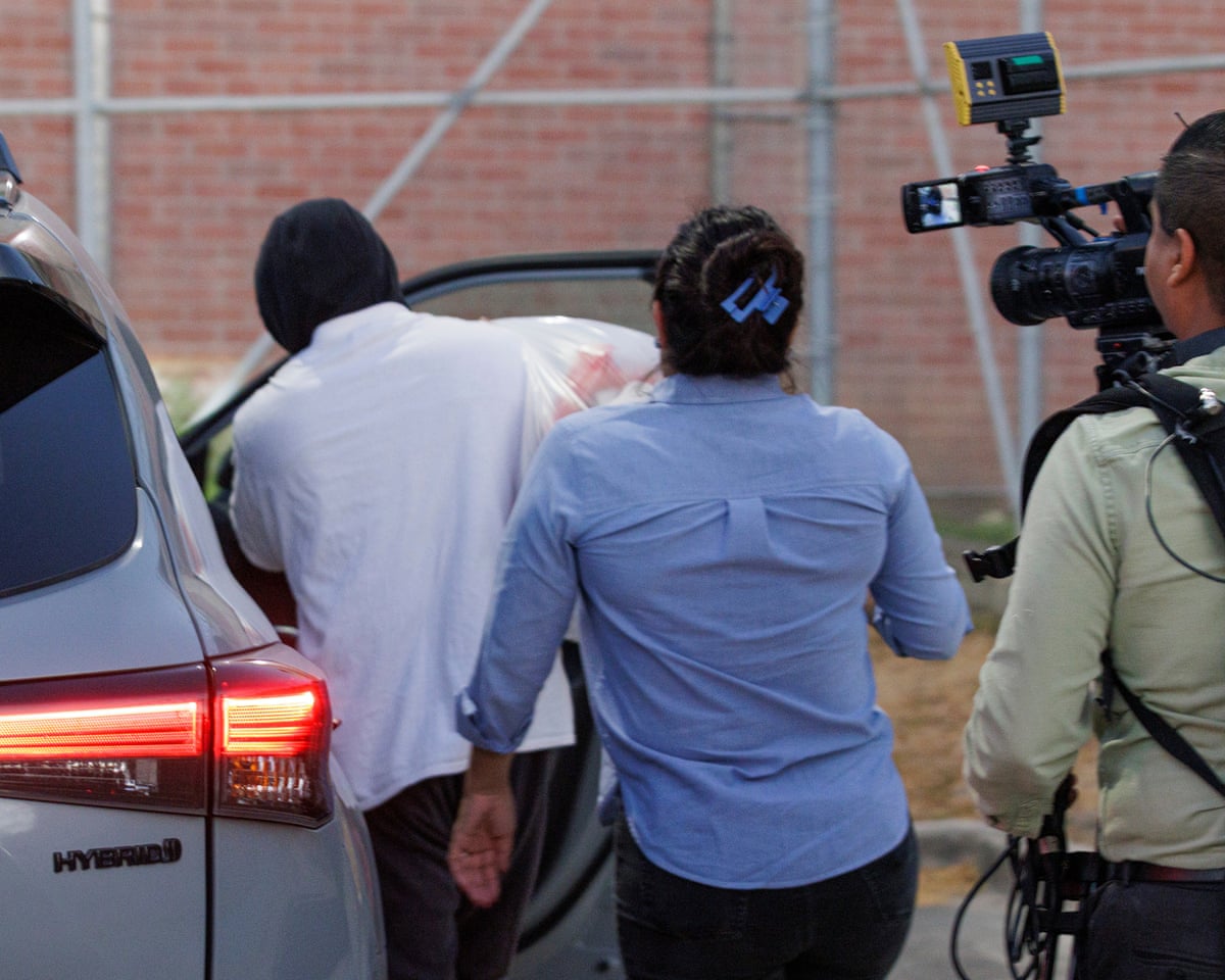 Agente do ICE preso em Minneapolis sob acusações de agressão e falsa denúncia de crime