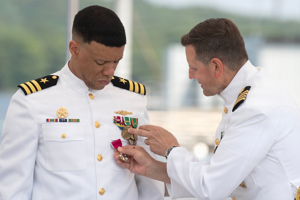 Imagem relacionada à notícia: USS Dakota do Sul (SSN) 790 ) Mantém a Ceremonia de Alteração de Comando