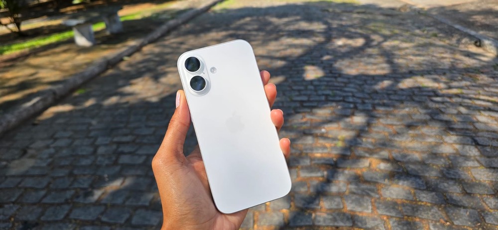 Traseira do iPhone 17, igual a seu antecessor — Foto: Brenda Santos/TechTudo