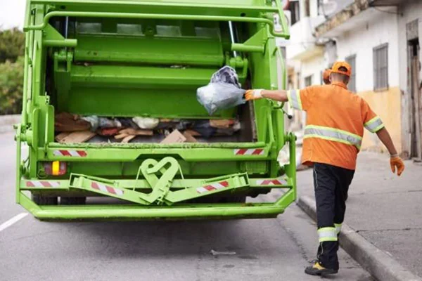 Motorista que comia dentro de caminhão de lixo ganha indenização em MG