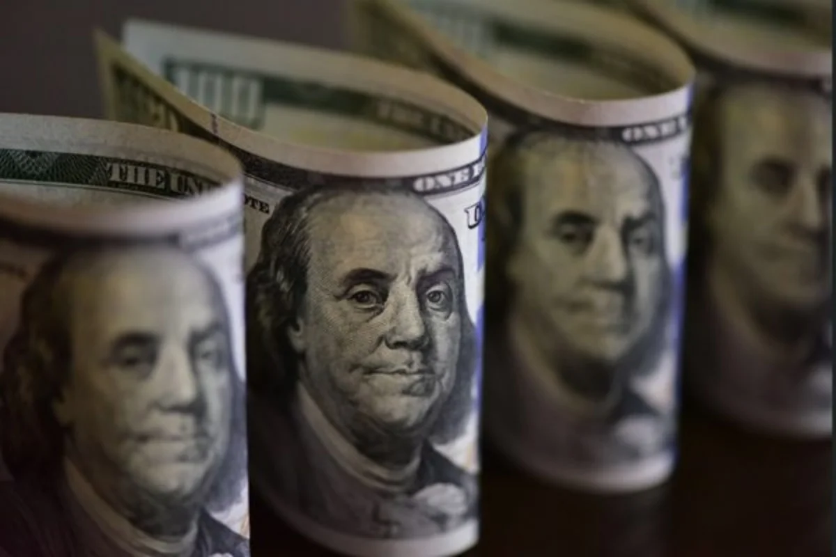 Imagem colorida de maços de notas de dólar norte-americano