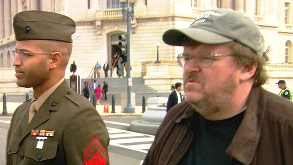 Fahrenheit 11 de Setembro é escrito e dirigido por Michael Moore — Foto: Reprodução/Rotten Tomatoes