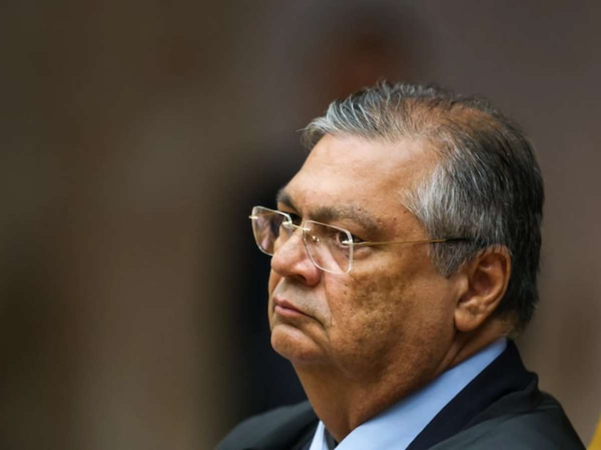 Após operação da PF, Dino proíbe Mario Frias de sair do país e ter contato com outros investigados