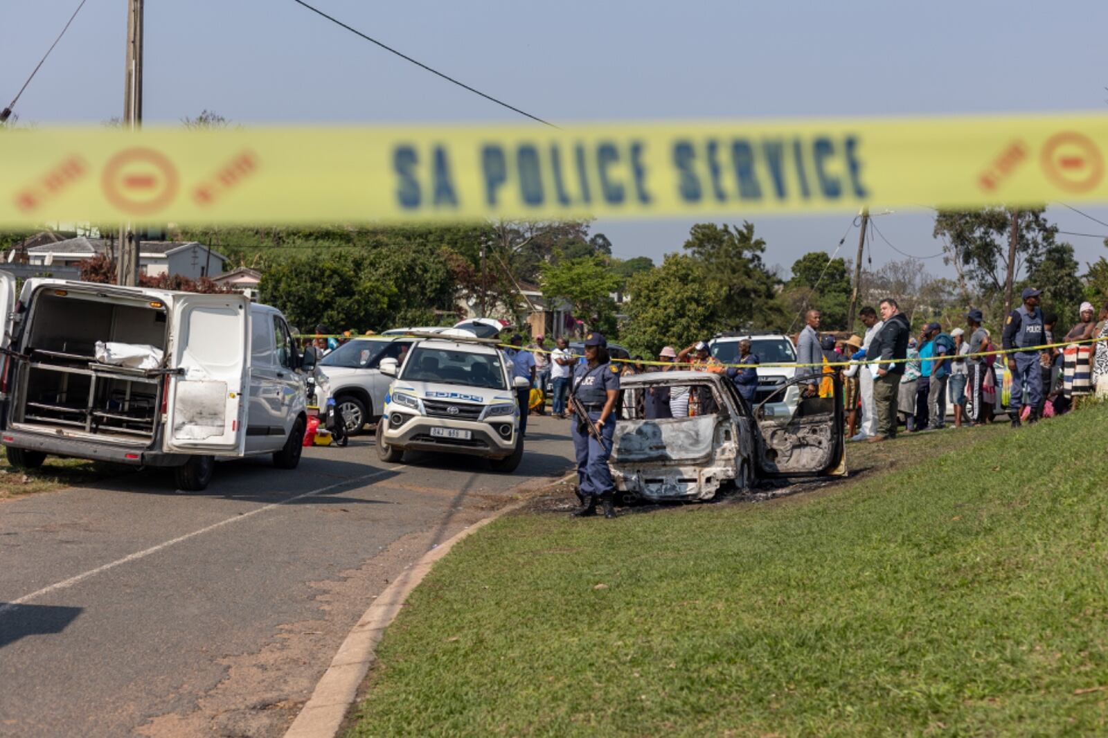 A polícia inicia caça de 72 horas aos suspeitos do tiroteio em massa em KwaMakhutha