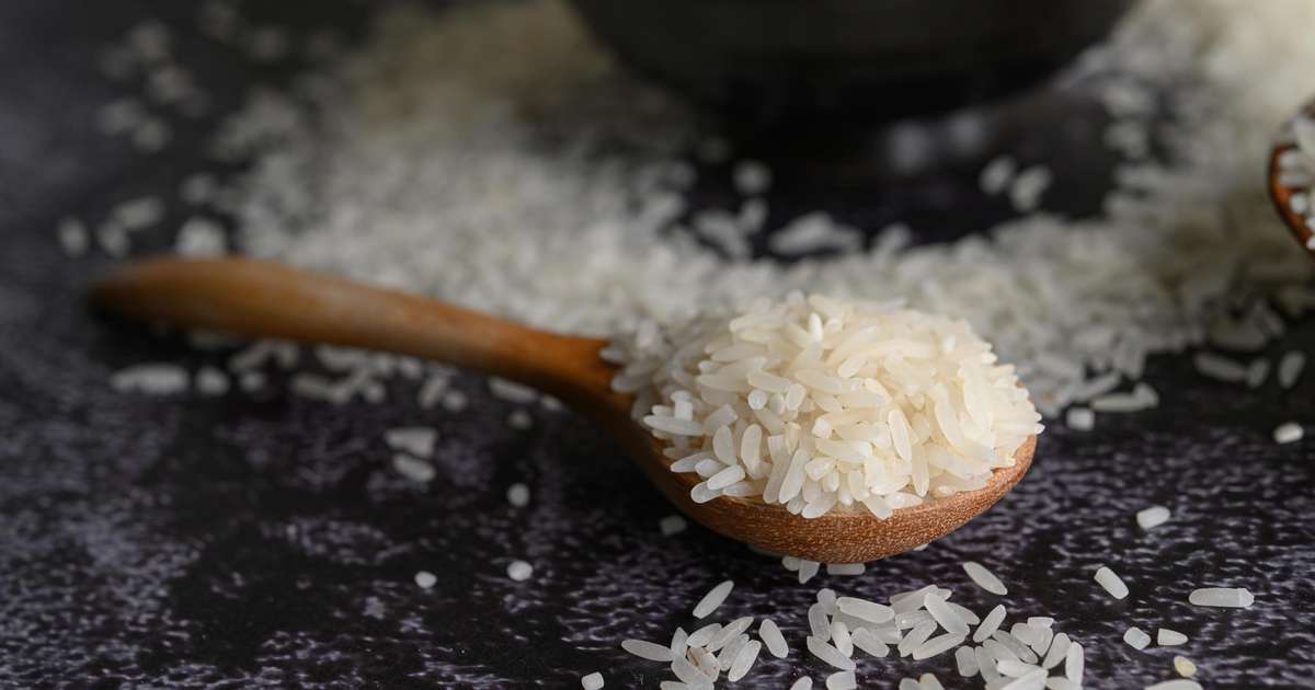 Você lava o arroz antes de cozinhar? Estudo revela o que acontece com o alimento