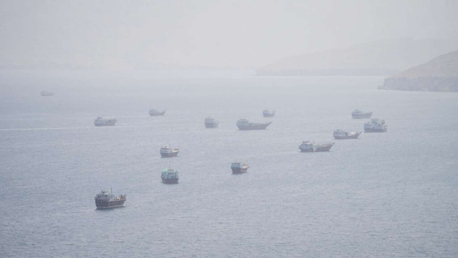 FOTO DE ARQUIVO: Embarca&ccedil;&otilde;es pr&oacute;ximas ao Estreito de Ormuz, vistas de Musandam, Om&atilde;, em 2 de setembro de 2026.