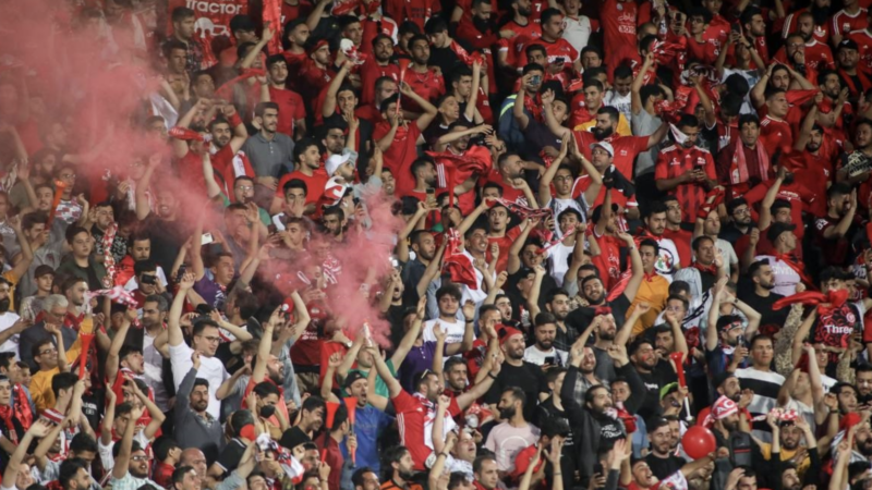 Imagem relacionada à notícia: O significado político do futebol: Do livro de jogos Salazar às estadias do Irão