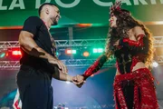 Mestre Fafá e Anitta são clicados durante coroação
