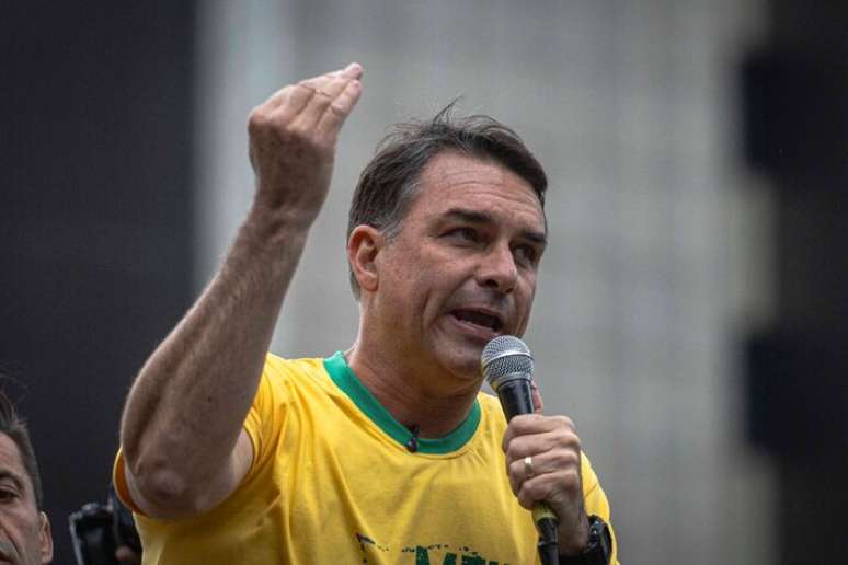 Flávio Bolsonaro é investigado em inquérito autorizado por Mendonça sobre financiamento de 'Dark Horse'