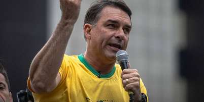 O candidato Fl&aacute;vio Bolsonaro durante ato de 7 de Setembro no domingo Foto: Taba Benedicto/ Estad&atilde;o / Estad&atilde;o
