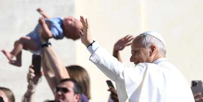Papa em meio aos fiéis na Praça São Pedro Foto: ANSA / Ansa - Brasil