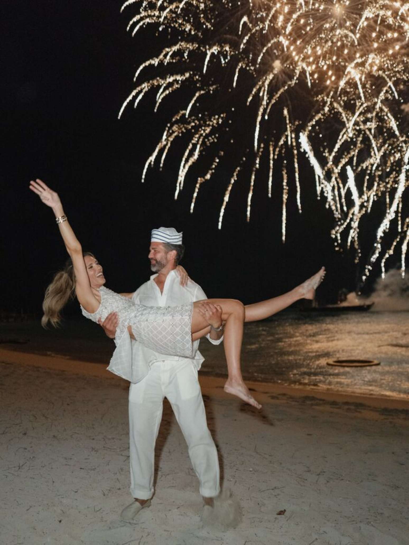 Donald Trump Jr. e Bettina Trump afirmaram que se casaram em uma cerimônia privada antes das comemorações realizadas nas Bahamas.