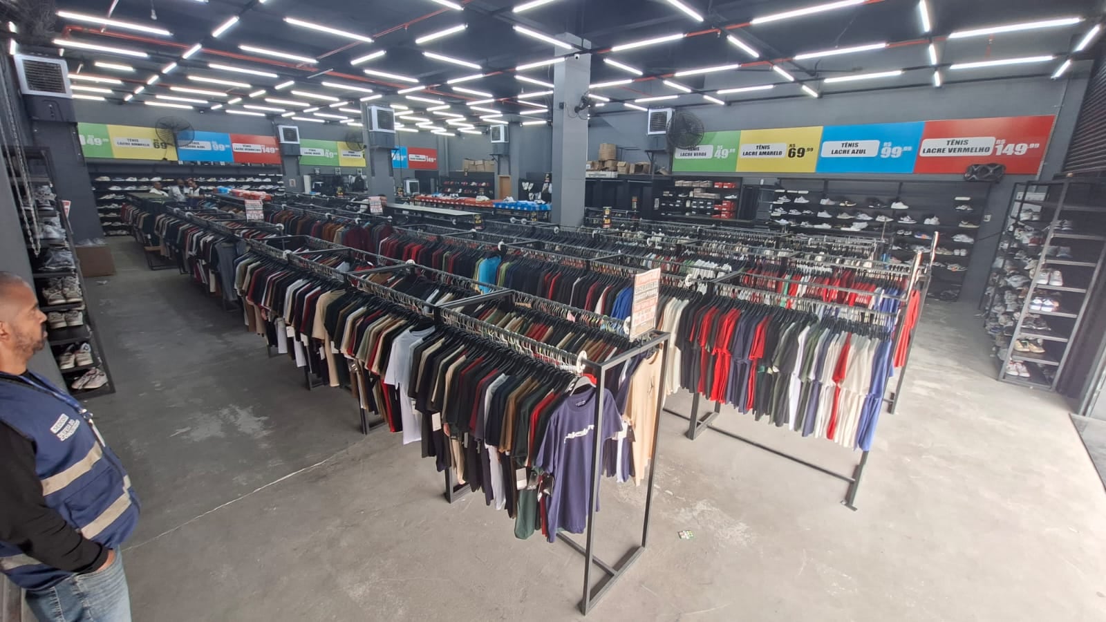 Ação apreendeu camisas, tênis, mochilas, calças, bermudas, pochetes e bonés Reprodução/Sedcon