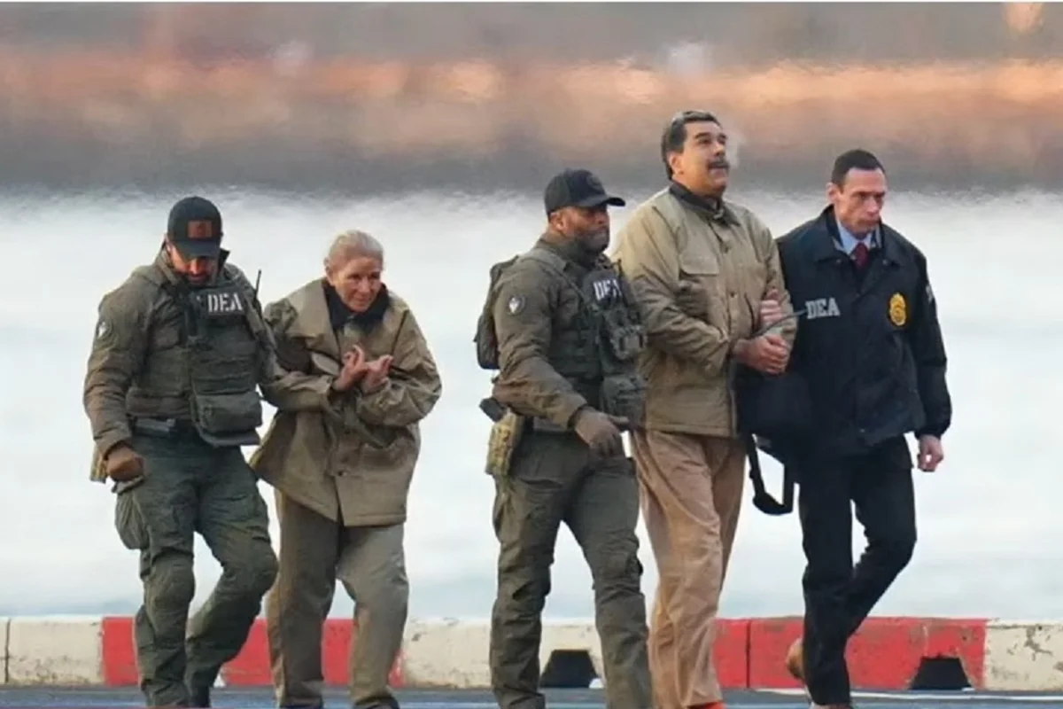 Foto colorida mostra Nicolás Maduro sendo conduzido por policiais em NY - Metrópoles