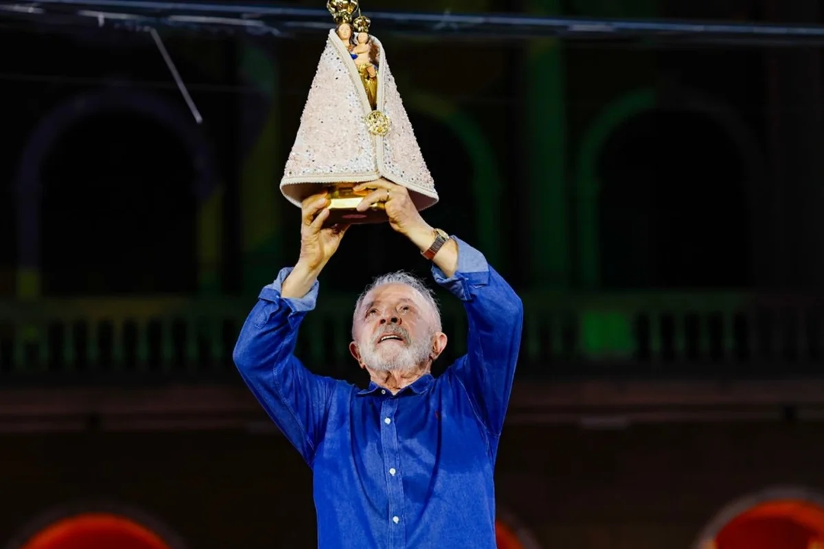 Foto colorida mostra Lula levantando imagem de Nossa Senhora de Nazaré em Belém (PA) - Metrópoles