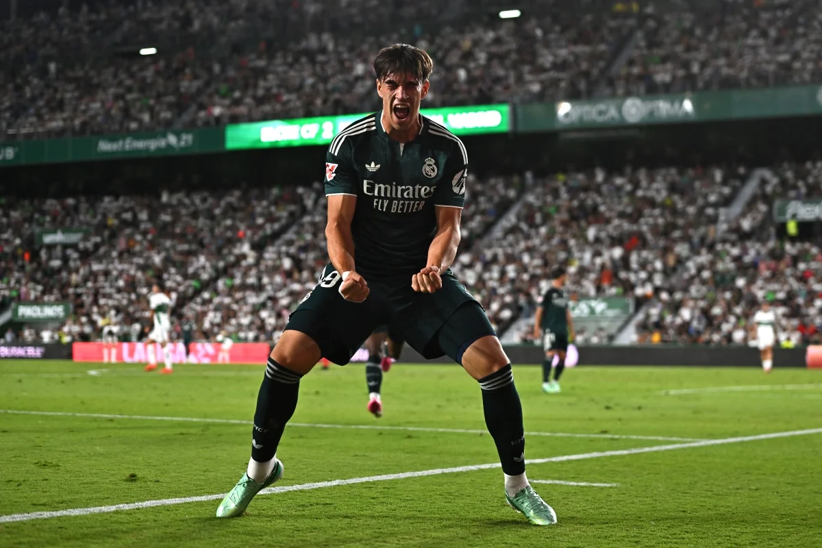 Espí comemora gol do Real Madrid diante do Elche