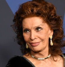 Sophia Loren, hoje aos 92: 'Envelhecer pode ser agradável e até divertido, se você souber usar o tempo, se está satisfeito com o que conseguiu e se continua sonhando'. Foto: Getty Images / Purepeople