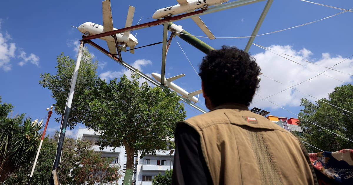 Os planos de Trump para o pós-guerra, Emirados Árabes Unidos elevam as taxas de juros e experimentos com armas dos Houthis