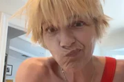 Selma Blair faz careta para vídeo