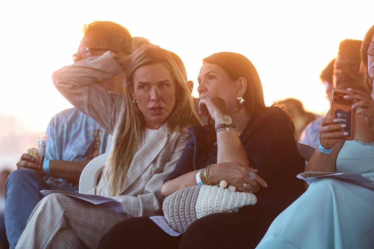 Celina Leão e Bia Kicis durante missa de Nossa Senhora Aparecida - Metrópoles