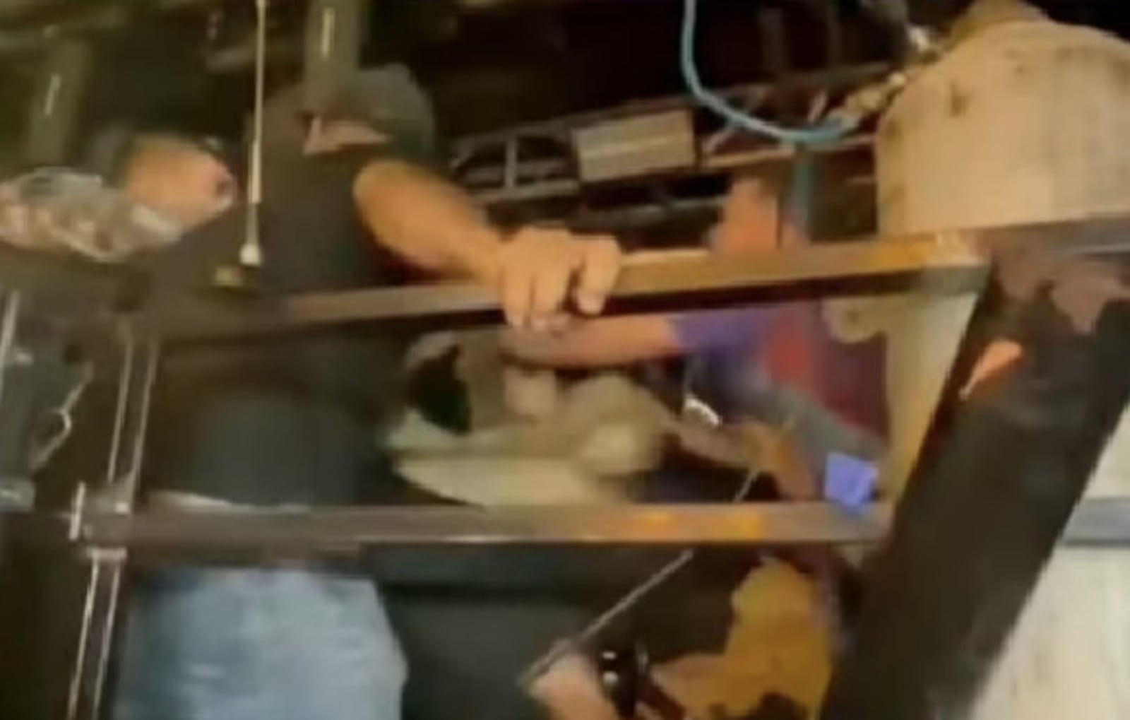Imagem da matéria: Fiscalização eleitoral termina em confusão durante evento de Cícero Lucena, em João Pessoa