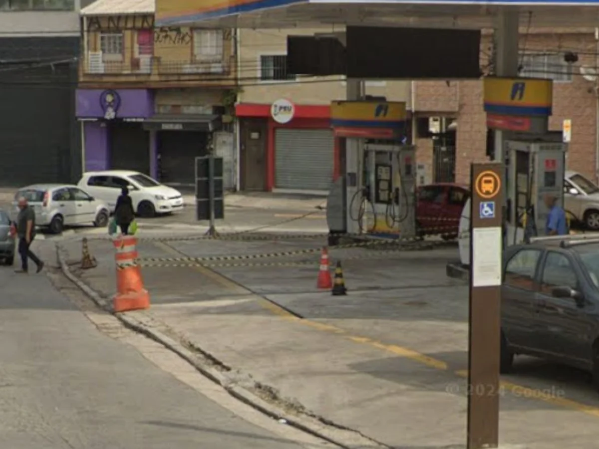 Motociclistas abrem fogo perto de ponto de ônibus, executam 1 e ferem outro