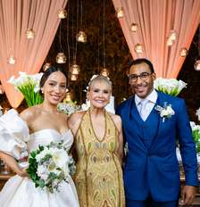 Joshua ao lado da mãe, Assíria, e da noiva, Bárbara: a cerimônia foi conduzida por um pastor presbiteriano Foto: Divulgação